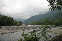 ����̌��������̎R�͉_�ɉB����Ă����B