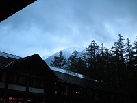 ターミナルから明神岳の冠雪が雲間に見えていた!!