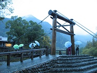 ���J���ς���͓����B�䍂�͉_�ɉB��Ă��܂����B