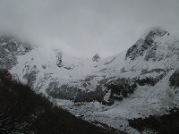 �Ő��͉_�ŕ����Ă��邪�䍂�͓~�i�F�ł���B