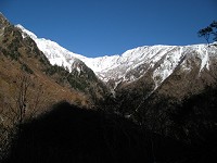 �{�J���̔������^�����B�������̍g�t�������ɗ��t���Ă����B