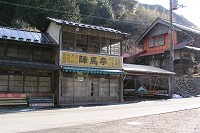 �w�n�������̃o�X��B�̖̂ʉe���c���Ă���B