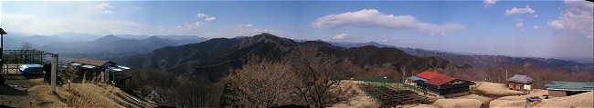 陣馬山山頂から北側のパノラマ。富士山、大菩薩、甲武信山、生藤山、奥多摩の山々が見渡せる。