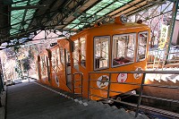 結構な急勾配のケーブルカー