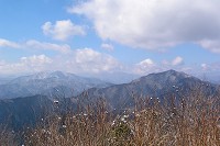 山頂からは三頭山や御前山が見えていた。