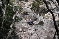 岩を登るクライマー。