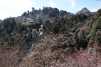 御獄神社の御嶽山の集落と奥の院のある尖った山。