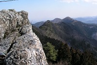 岩上部から馬頭刈尾根を遠望する。立つと怖いので座って撮影(^^;