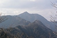 馬頭刈山山頂から大岳山と歩いてきた尾根。つづら岩も見えていた。