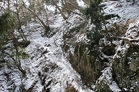 最初の岩場＆クサリ場。雪で滑るのでちょっと緊張～