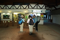 �P�[�u���J�[�w�ɓ����B