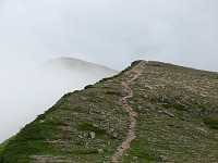 �K�X�̒��̏c���H�B���̎R���Ίx�B