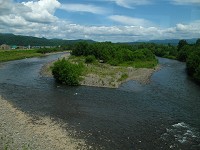 �Ύ�쉈���ɎԂ͐i�ށB�i�ʐ^�͋A�H�Ɏʂ������̂ł��B�j