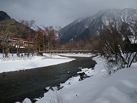 ���쉈���ɕ����Ɖ͓����ƕ䍂�������Ă����B