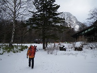 小梨平を歩く。向こうに見えるのは明神岳。