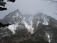 迫り来る明神の岩峰。