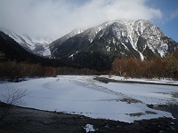 河童橋近くのベンチから眺める岳沢と明神岳、そして穂高はまだ雲の中・・・。