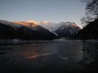 �����Q�����[�g�̕��􂪔��X�̒r�ɉf��������B