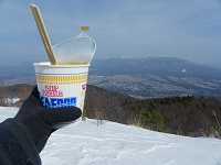 �R�̏�ł��ׂ�J�b�v�˂͍ō������I