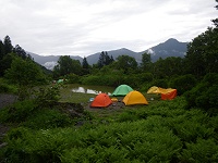 ������r�̃e���g��ɓ����B