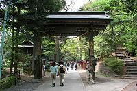参道の大門を右に進む